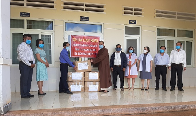 Ban trị sự chùa Đạt Hiếu tặng quà trạm y tế phường Đạt Hiếu.