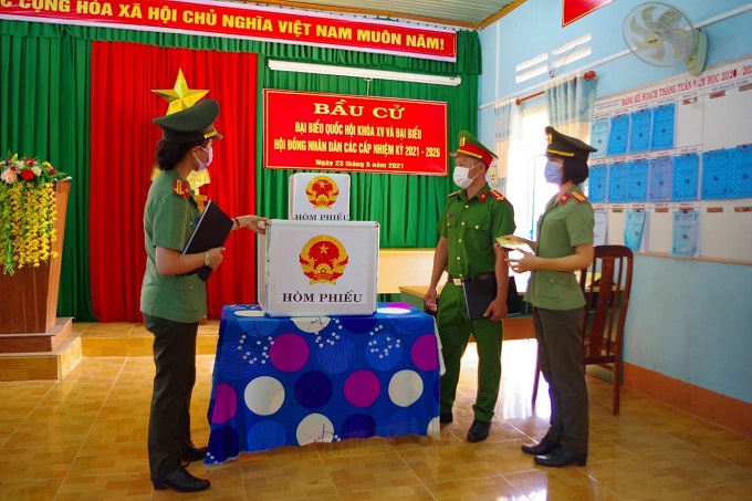 Công an thị xã Buôn Hồ phát huy truyền thống vẻ vang 76 năm xây dựng, chiến đấu và trưởng thành, ra sức thi đua, xung kích tuyến đầu, quyết tâm đẩy lùi dịch bệnh COVID-19