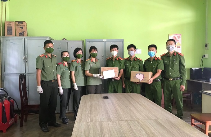 Công an thị xã Buôn Hồ thăm hỏi, động viên CBCS thực hiện công tác phòng, chống dịch tại xã Bình Thuận