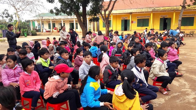 Ban Dân vận Tỉnh ủy Đắk Lắk trao 180 chiếc áo ấm cho học sinh đồng bào dân tộc thiếu số trường tiểu học Ama Khê thị xã Buôn Hồ