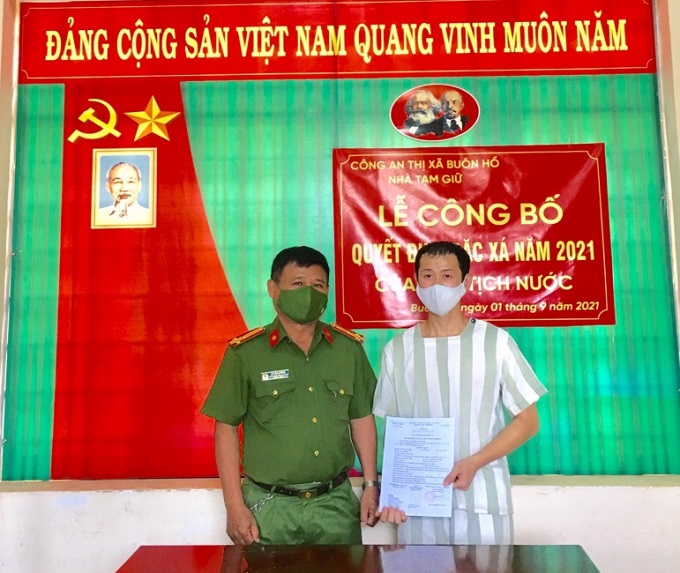 Cơ quan Thi hành án hình sự Công an thị xã Buôn Hồ tổ chức lễ công bố Quyết định đặc xá cho một phạm nhân chấp hành án phạt tù dịp Lễ 2/9