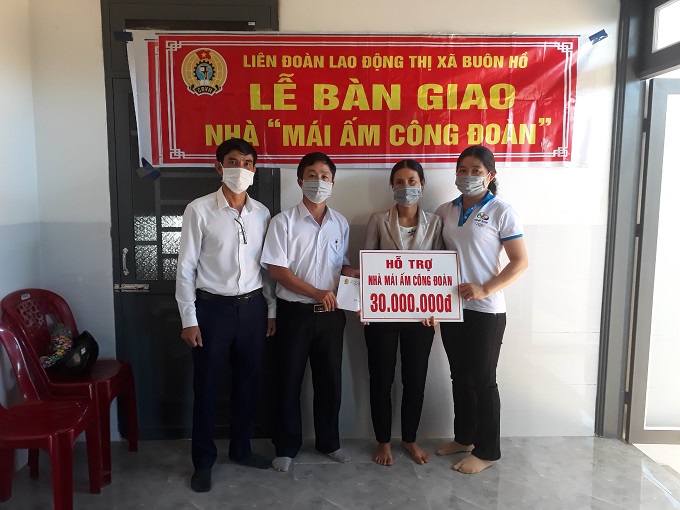 Liên đoàn Lao động thị xã Buôn Hồ tổ chức trao 02 nhà mái ấm công đoàn