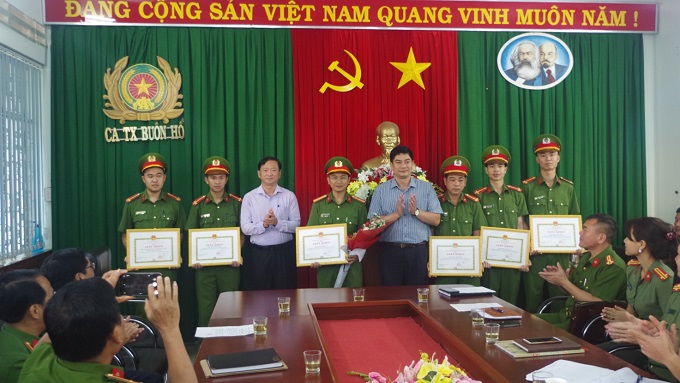 Thường trực Thị ủy, Ủy ban nhân dân thị xã đến thăm, biểu dương và chúc mừng thành tích xuất sắc của Công an thị xã