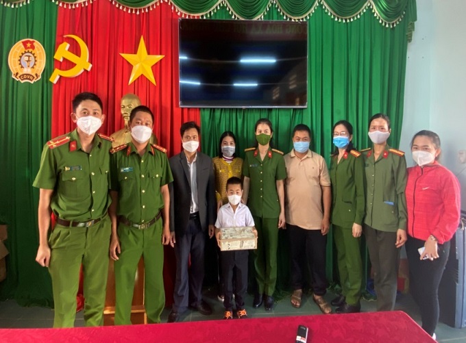 Công an thị xã Buôn Hồ trao tặng máy tính bảng cho học sinh có hoàn cảnh khó khăn