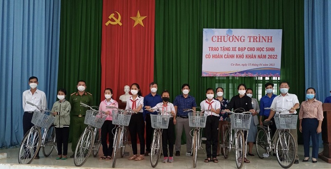 Công an xã Cư Bao, thị xã Buôn Hồ trao tặng xe đạp cho học sinh có hoàn cảnh khó khăn trên địa bàn