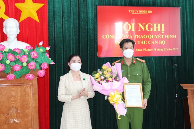 Công bố quyết định chỉ định bổ sung Ủy viên Ban Thường vụ Thị Ủy Buôn Hồ, nhiệm kỳ 2020-2025
