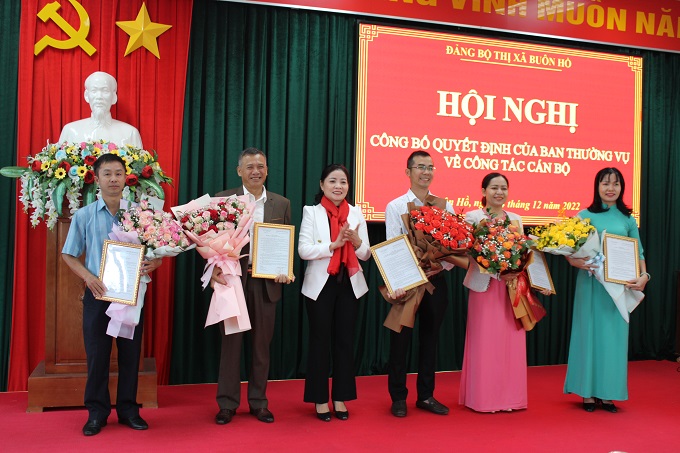 Công bố các Quyết định của Ban Thường vụ Thị ủy về công tác cán bộ