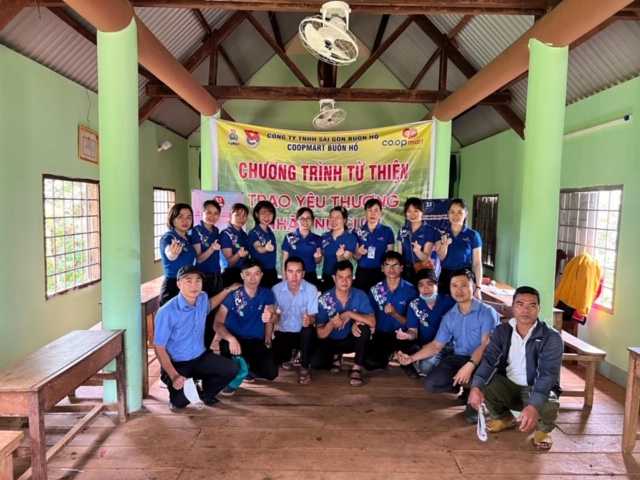 Coopmart buôn hồ tặng quà cho hộ nghèo và trẻ em có hoàn cảnh khó khăn tại xã Ea Drông