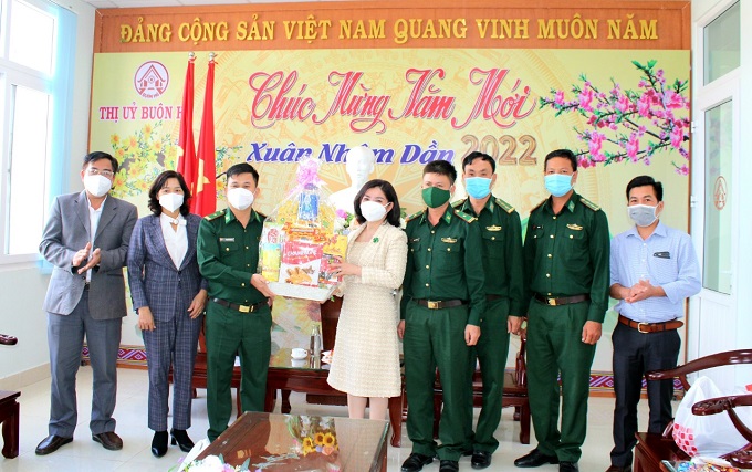 Đồn Biên phòng 743 - Huyện Buôn Đôn thăm, chúc Tết Thị ủy Buôn Hồ nhân dịp Tết Nguyên đán Nhâm Dần 2022