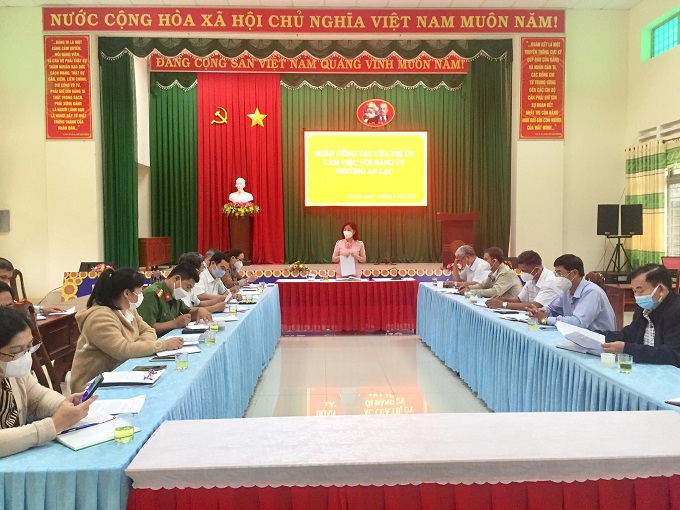 Đoàn công tác Thị ủy Buôn Hồ làm việc với Đảng ủy phường An Lạc