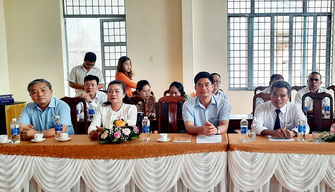 Thứ trưởng, Phó Chủ nhiệm Ủy ban Dân tộc Y Vinh Tơr thăm, tặng quà trường Phổ thông DTNT Buôn Hồ
