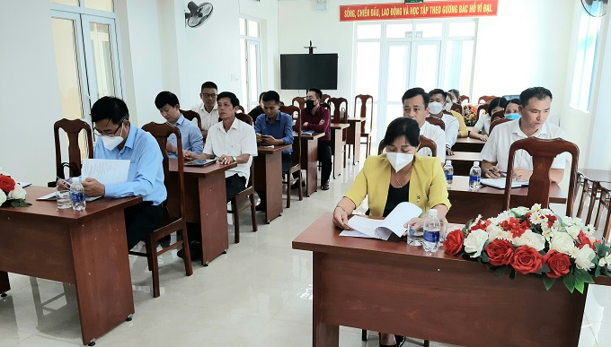 Thị ủy Buôn Hồ công bố quyết định chia tách và thành lập chi bộ cơ sở.
