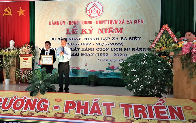 Xã Ea Siên kỷ niệm 30 năm thành lập và công bố phát hành cuốn lịch sử Đảng bộ xã.