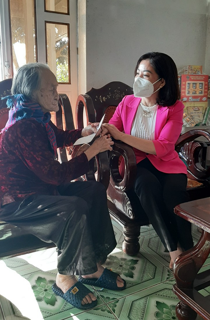 Lãnh đạo thị xã thăm và chúc tết Bà mẹ Việt Nam anh hùng trên địa bàn thị xã