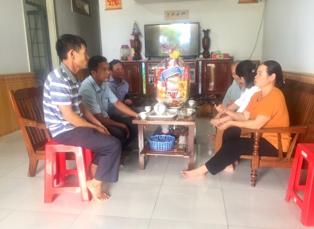 Lãnh đạo thị xã Buôn Hồ thăm và tặng quà Gia đình chính sách nhân ngày 27/7