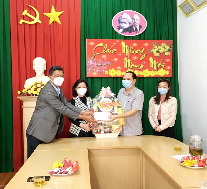 Lãnh đạo Thị ủy, HĐND, UBND thị xã thăm, chúc tết các đơn vị, gia đình chính sách.