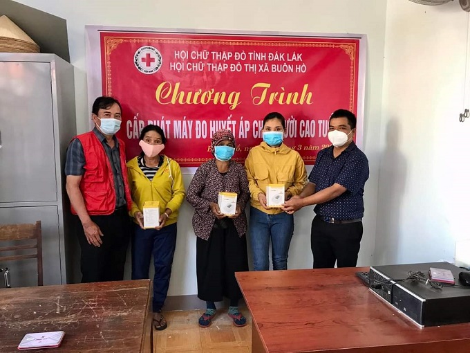 Trao tặng 120 máy đo huyết áp cho người cao tuổi thị xã Buôn Hồ
