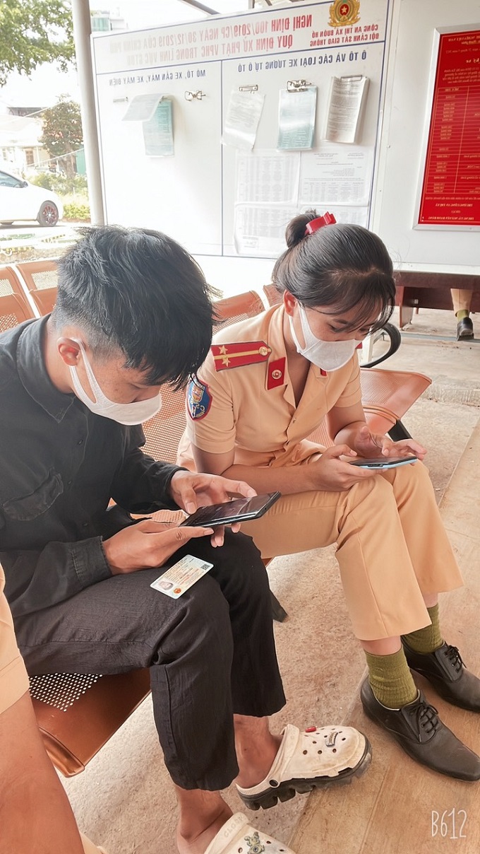 Công an thị xã Buôn Hồ những ngày đầu thực hiện việc nộp phạt trực tuyến vi phạm hành chính trong lĩnh vực giao thông đường bộ trên cổng Dịch vụ Công Quốc gia