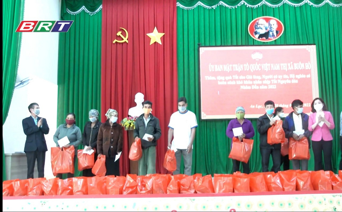 UBMTTQVN thị xã tặng quà Tết cho người có uy tín và hộ đặc biệt khó khăn tại phường An Lạc