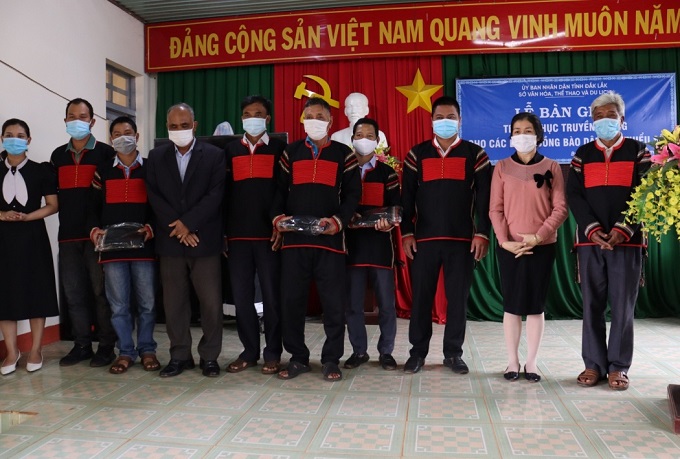 Cấp chiêng và trang phục truyền thống cho đội nghệ nhân dân tộc thiểu số trên địa bàn thị xã Buôn Hồ