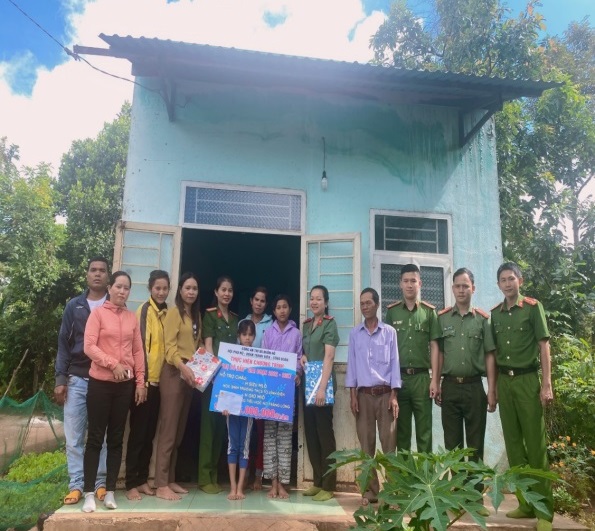 Hội Phụ nữ Công an thị xã hưởng ứng Chương trình “Mẹ đỡ đầu” chăm sóc, hỗ trợ  02 cháu mồ côi tại buôn Ea Kjoh A, xã Ea Drông