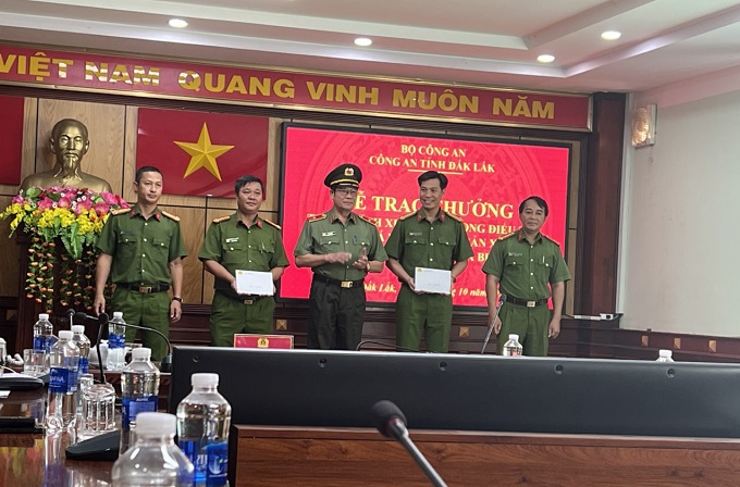 Khen thưởng đột xuất Công an thị xã Buôn Hồ và các đơn vị phá nhanh vụ án cướp tài sản xảy ra trên địa bàn