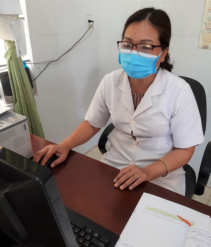 Nữ bác sĩ tận tâm với nghề.