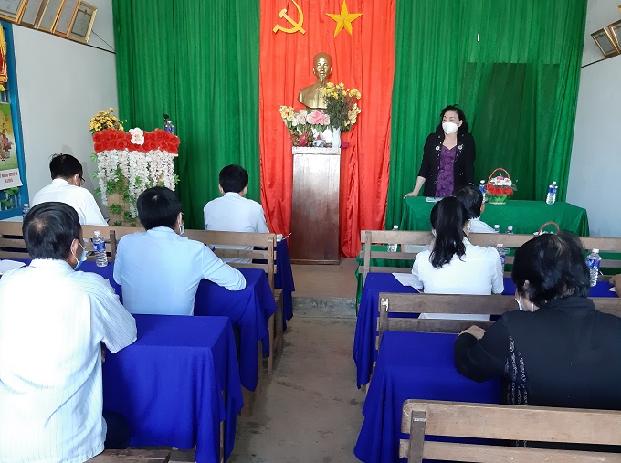 Nữ bí thư chi bộ nêu gương sáng.