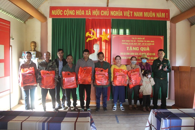 Ban chỉ huy Quân sự thị xã thăm, chúc tết, tặng quà đối tượng chính sách và các đơn vị