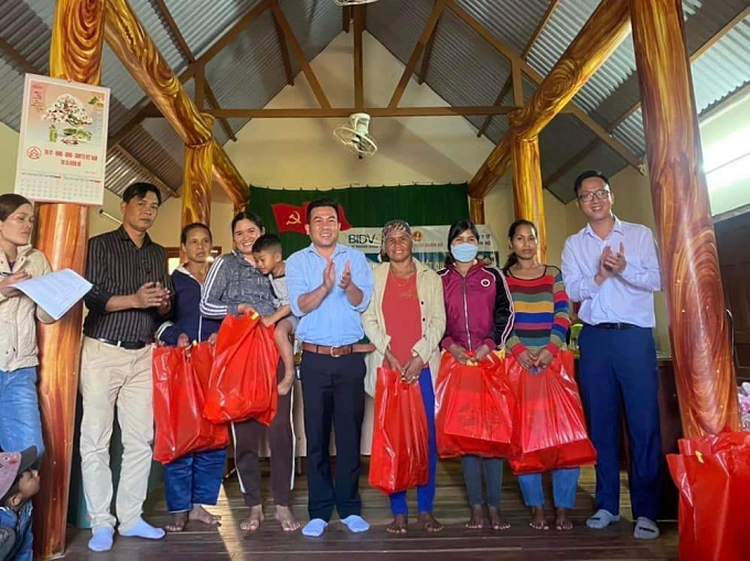 Cơ quan Thị ủy Buôn Hồ thăm và tặng quà tết nguyên đán Quý Mão 2023 tại buôn kết nghĩa