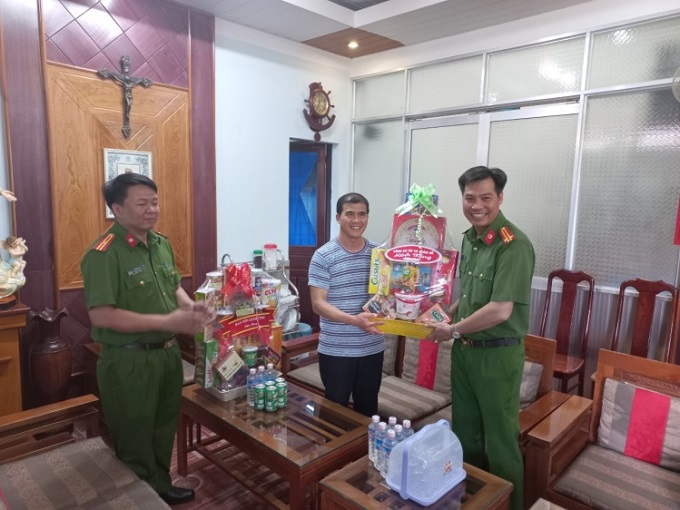Công an phường Bình Tân phối hợp với Giáo xứ Vinh Quang tiến hành thu nhận, đăng ký, kích hoạt tài khoản định danh điện tử
