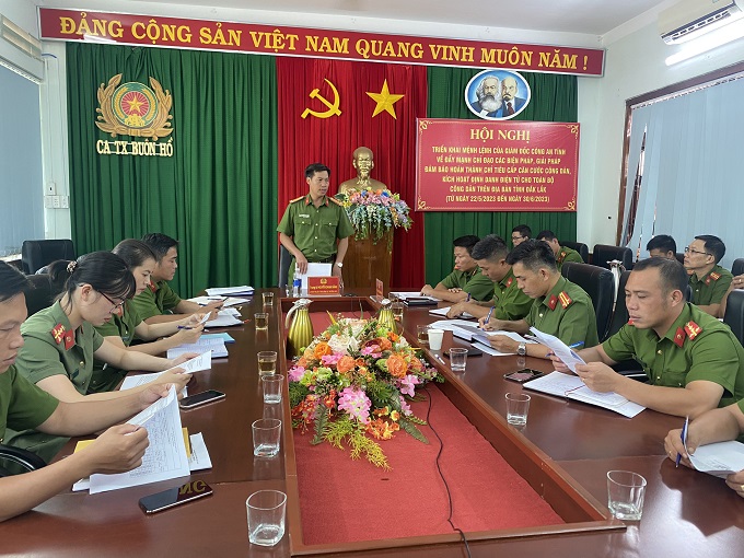 Công an thị xã Buôn Hồ hoàn thành 100% chỉ tiêu thu nhận hồ sơ cấp CCCD gắn chip điện tử cho công dân đủ điều kiện trên địa bàn.