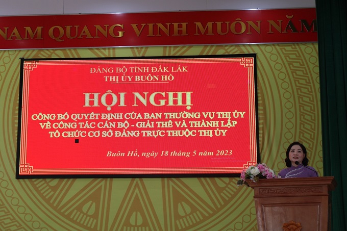 Thị ủy Buôn Hồ công bố Quyết định về công tác cán bộ và giải thể, thành lập các Tổ chức cơ sở đảng trực thuộc Thị ủy