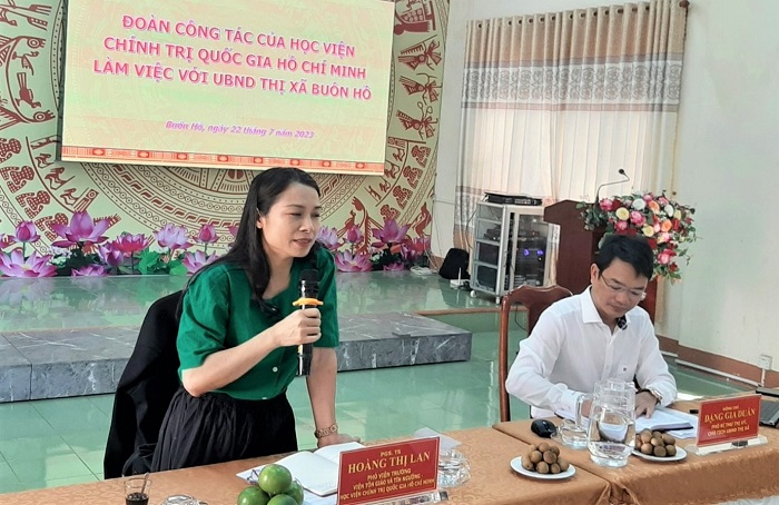 Đoàn công tác của Học viện Chính trị quốc gia Hồ Chí Minh làm việc tại thị xã Buôn Hồ.