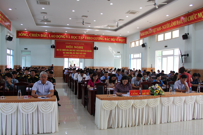 Thị ủy tổ chức Hội nghị quán triệt, phổ biến, tuyên truyền, triển khai thực hiện các văn bản của Trung ương, của Tỉnh ủy đợt I/2023 và của Thị ủy