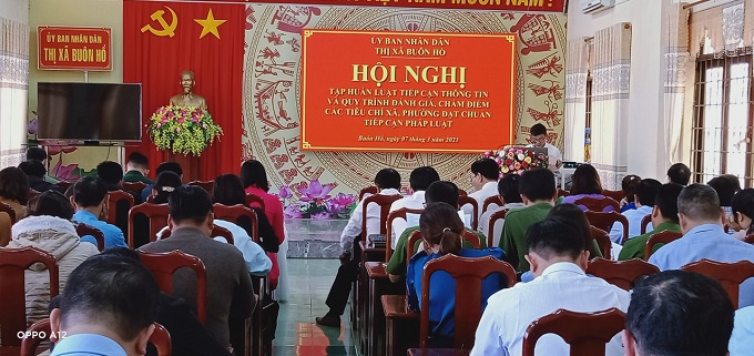 UBND thị xã Buôn Hồ tổ chức Hội nghị tập huấn Luật Tiếp cận thông tin và quy trình đánh giá, chấm điểm các tiêu chí xã, phường đạt chuẩn tiếp cận pháp luật