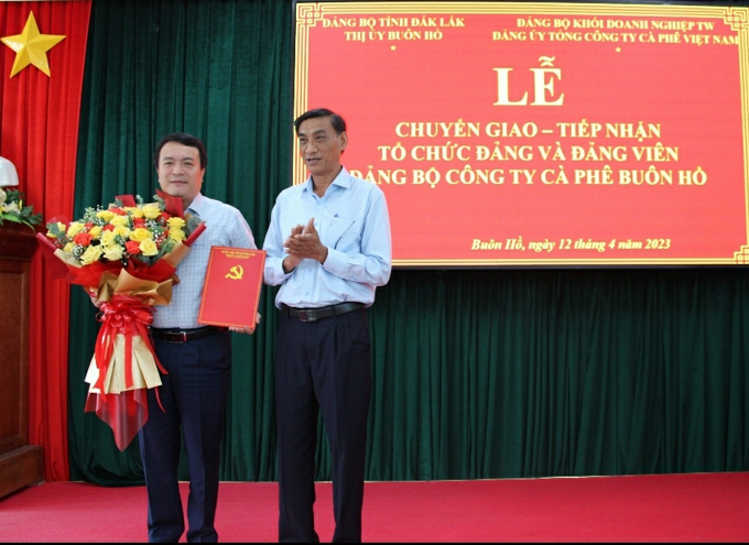 LỄ CHUYỂN GIAO - TIẾP NHẬN TỔ CHỨC ĐẢNG VÀ ĐẢNG VIÊN ĐẢNG BỘ CÔNG TY CÀ PHÊ BUÔN HỒ