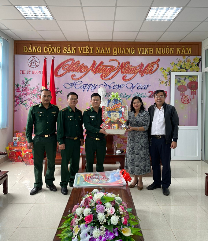 Đoàn công tác Sư Đoàn 2, Trung Đoàn 95, Đồn Biên Phòng Sê Rê Pốk thăm, chúc tết Thị ủy Buôn Hồ nhân dịp Tết Nguyên đán Quý Mão 2023