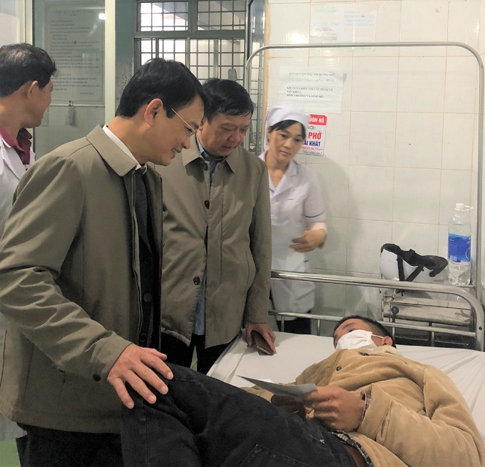 Lãnh đạo thị xã thăm, chúc Tết bệnh nhân đang điều trị tại bệnh viện và công nhân vệ sinh môi trường.