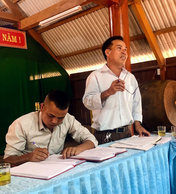 Tổ cấp uỷ phụ trách địa bàn dự sinh hoạt chi bộ tại Buôn Tring 2