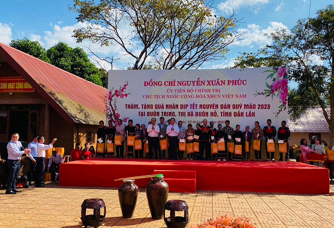 CHỦ TỊCH NƯỚC THĂM, CHÚC TẾT VÀ TẶNG QUÀ TẠI THỊ XÃ BUÔN HỒ