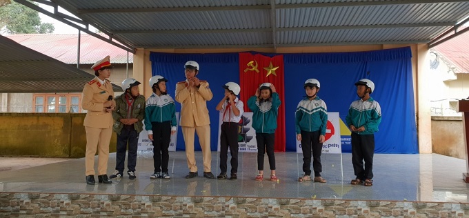 Lực lượng Cảnh sát giao thông Công an thị xã Buôn Hồ tổ chức tuyên truyền Luật Giao thông cho học sinh trường tiểu học Nguyễn Văn Trỗi