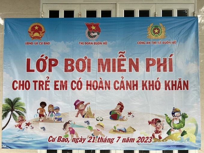 Công an thị xã Buôn Hồ phối hợp mở lớp học bơi miễn phí cho các em thiếu nhi có hoàn cảnh khó khăn trên địa bàn xã Cư Bao