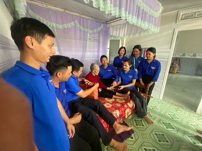 Ấm áp bữa cơm cùng Mẹ Việt Nam anh hùng