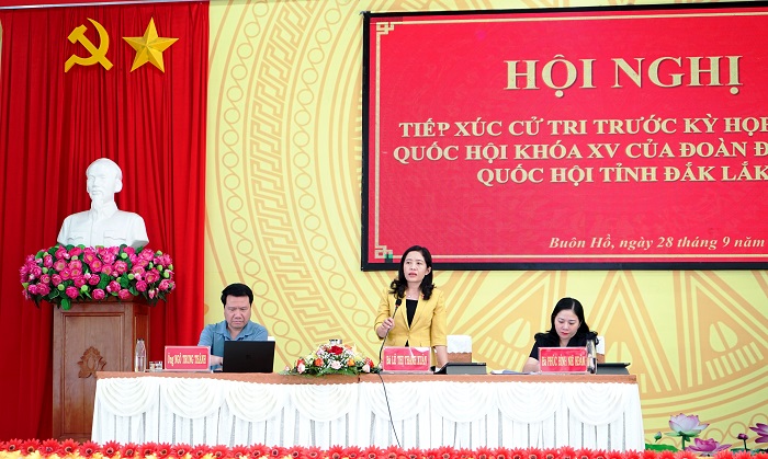 Đoàn đại biểu Quốc hội tiếp xúc cử tri tại thị xã Buôn Hồ.