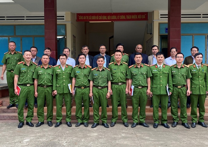 Chào mừng kỷ niệm 15 năm thành lập thị xã Buôn Hồ, Công an thị xã quyết tâm hoàn thành nhiệm vụ thu nhận và kích hoạt tài khoản định danh điện tử (VNeID)