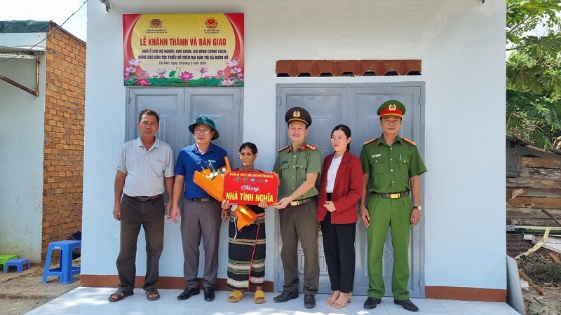Tổ chức lễ khánh thành và bàn giao nhà ở cho hộ nghèo, khó khăn, gia đình chính sách, đồng bào dân tộc thiểu số trên địa bàn xã Ea Siên