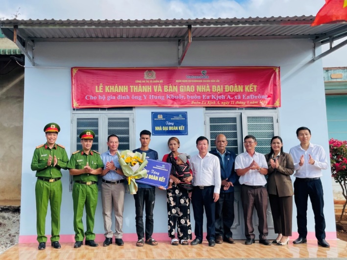 Khánh thành và bàn giao nhà đại đoàn kết cho hộ gia đình có hoàn cảnh khó khăn tại Ea Kjoh A, xã Ea Drông