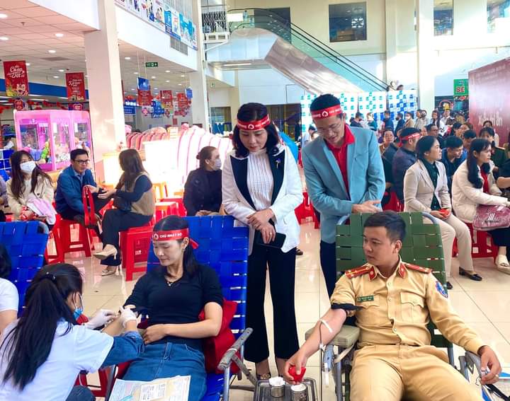 CÁC ĐỒNG CHÍ LÃNH ĐẠO THỊ XÃ THĂM, ĐỘNG VIÊN TẠI NGÀY HỘI HIẾN MÁU TÌNH NGUYỆN ĐỢT 1, NĂM 2024.