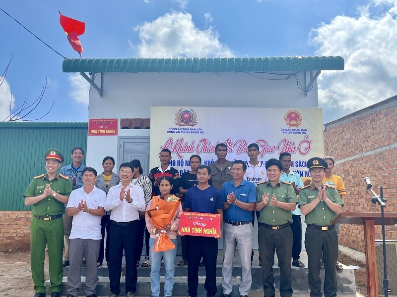Thị xã Buôn Hồ tổ chức Lễ khánh thành và bàn giao nhà ở cho hộ nghèo